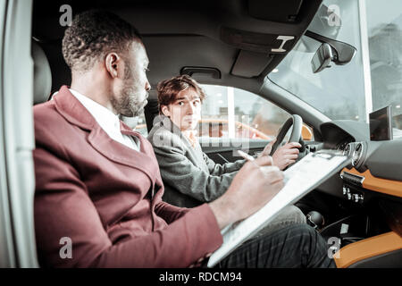 Junger Mann Gefühl, bevor er seinen Führerschein begeistert Stockfoto