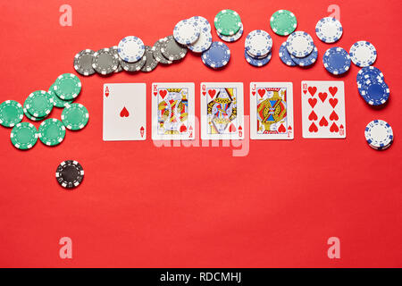 Poker Royal Flush. Fünf Spielkarten - poker Royal Flush Hand. Poker chips auf Red Casino Tisch. Erfolg im Glücksspiel. Flach Hintergrund. Stockfoto