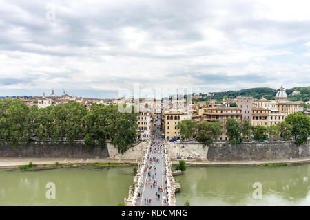 Rom, Italien, 23. Juni 2018: Stadtbild Roms mit Tiber Fluss und Brücke vom Castel Sant Angelo, Mausoleum des Hadrian gesehen Stockfoto