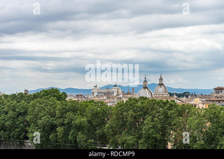 Rom, Italien, 23. Juni 2018: Stadtbild von Rom vom Castel Sant Angelo, Grab des unbekannten Soldaten Stockfoto
