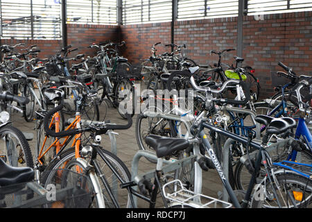 Uelzen, Deutschland, Dezember 22., 2018: Garage für Fahrräder am Bahnhof für Passagiere, die ihre Reise mit dem Zug fortsetzen. Stockfoto