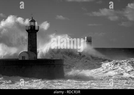 Grosser Ozean stürmischen Wellen über dem alten Leuchtturm von Douro Mündung Granit Pier. Ir-Filter verwendet. Stockfoto