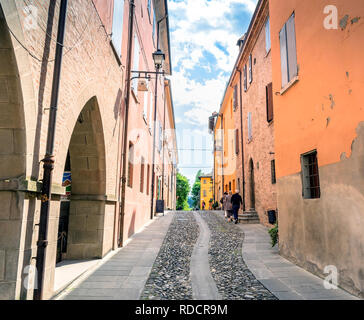 Castelvetro, Italien - 25 April 2017: Street View mit nicht identifizierten Touristen im Castelvetro di Modena, Italien. Castelvetro ist für seine 6 medial bekannt Stockfoto