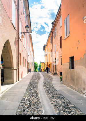 Castelvetro, Italien - 25 April 2017: Street View mit nicht identifizierten Touristen im Castelvetro di Modena, Italien. Castelvetro ist für seine 6 medial bekannt Stockfoto