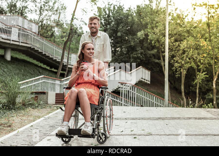 Schöne blonde weibliche Person, die pappbecher Stockfoto
