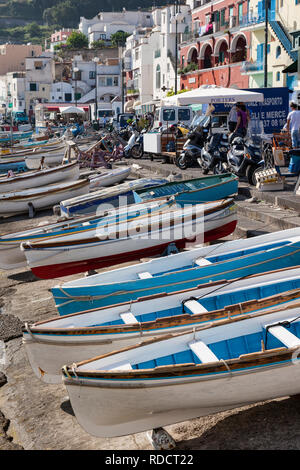 Angeln Boot in der Marina Grande, Capri, die Bucht von Neapel, Italien Stockfoto