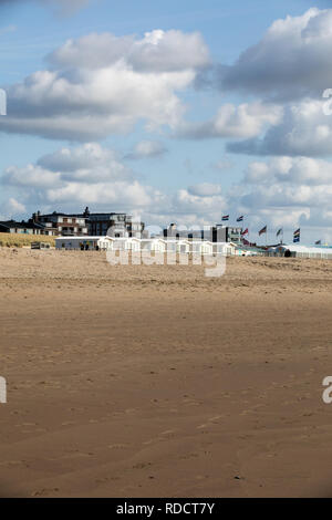 Katwijk, Niederlande - 23 April, 2017: Zeile White Beach Houses an der niederländischen Küste in Katwijk, Niederlande Stockfoto