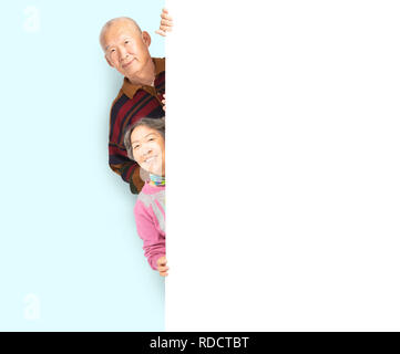 Senior Paar hinter leeren weißen Board posing Stockfoto