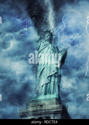 Freiheitsstatue während der schweren Sturm, Regen und Beleuchtung in New York, kreative Bild Stockfoto