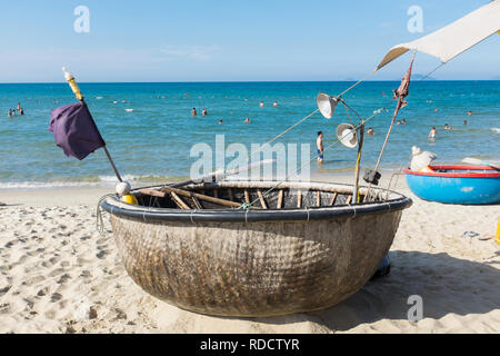 Kleine Fischerboote oder coracles am Strand zu sitzen bei der vietnamesischen Stadt Hoi An in Quang Nam Provinz Stockfoto