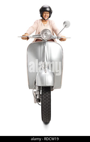 Reife Frau mit Helm reiten ein Vintage scooter auf weißem Hintergrund Stockfoto