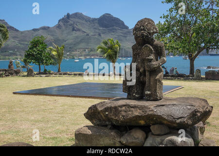 Französisch Polynesien, Marquesas Inseln, Nuku Hiva, Taiohae, Tiki Stein Statue auf vorland Stockfoto