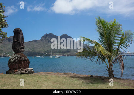 Französisch Polynesien, Marquesas Inseln, Nuku Hiva, Taiohae, Tiki Stein Statue auf vorland Stockfoto