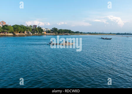 Kleine Fischerboote auf dem Thu Bon Fluss in der vietnamesischen Stadt Hoi An in Quang Nam Provinz Stockfoto