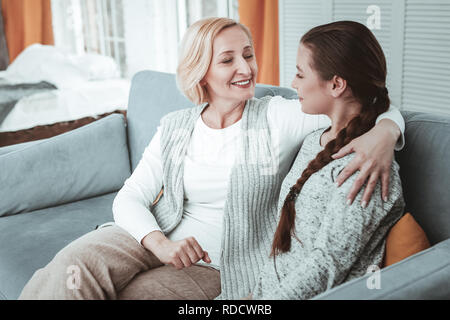 Positiv erfreut, Frau verbringt Zeit mit ihrer Enkelin Stockfoto