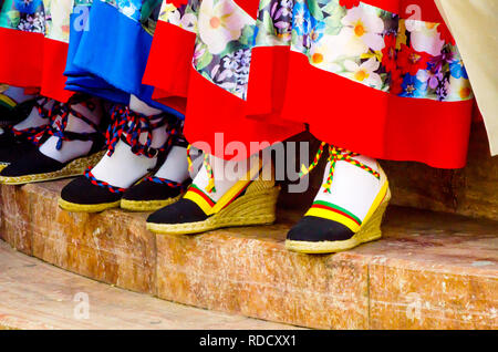 Traditionelle bunte Schuhe für die Kostüme in Spanien, Tanzschuhe, espadrilles Stockfoto