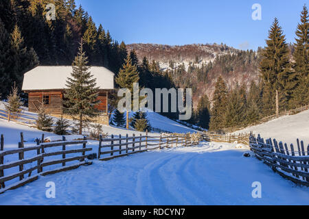 Traditionelles Haus in Fundatica Dorf. Brasov, Rumänien Stockfoto