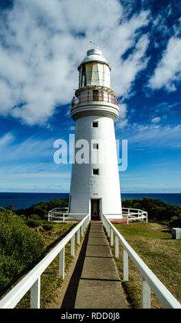 Schönen Leuchtturm mit blauen Himmel im Hintergrund Stockfoto