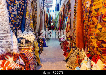Marokkanische orientalische Teppiche in einem Markt, in Medina Marrakesch, Marokko Stockfoto