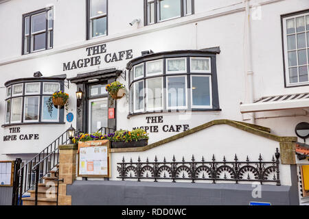 Das Magpie Cafe und Restaurant in Whitby, das berühmte Fish and Chips verkauft, Whitby, Yorkshire, England, Großbritannien Stockfoto