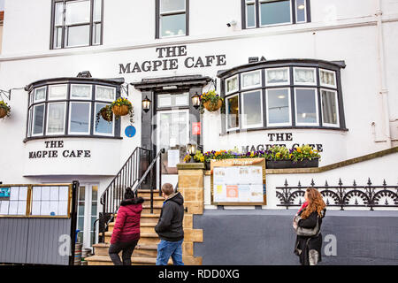 Das Magpie Cafe und Restaurant in Whitby, das berühmte Fish and Chips verkauft, Whitby, Yorkshire, England, Großbritannien Stockfoto