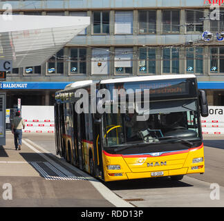 St. Gallen, Schweiz - 19. September 2018: ein PostAuto Bus an der Haltestelle am St. Gallen Bahnhof. PostAuto Schweiz ist eine Tochtergesellschaft compa Stockfoto