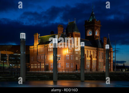 Die pierhead Gebäude in der Dämmerung von Roald Dahl Plass, Cardiff Bay, Wales Stockfoto