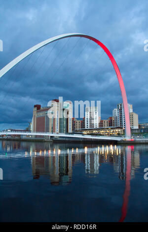 Gateshead Millennium Bridge mit den Baltischen Zentrum Stockfoto