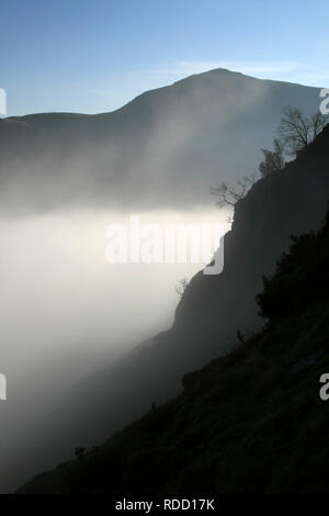 Am frühen Morgen Nebel über Newlands Valley, Keswick, Lake District, Cumbria, Großbritannien Stockfoto