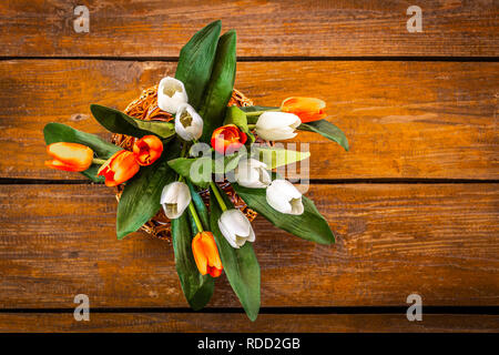 Blumenstrauß aus dekorativen künstliche Blumen auf den Boden. Stockfoto
