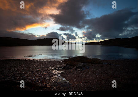 Sonne über Loch Kirkaig - Inverkirkaig Stockfoto