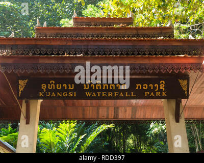 Eingang zum Kuang Si Wasserfälle Park auch als Tat Kuang Si Wasserfällen enthalten die drei abgestuften fällt in der Nähe von Luang Prabang Laos Asien Stockfoto