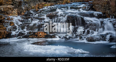 Kleiner Wasserfall im Winter auf dem Fluss Coe in Glencoe in die schottischen Highlands Stockfoto