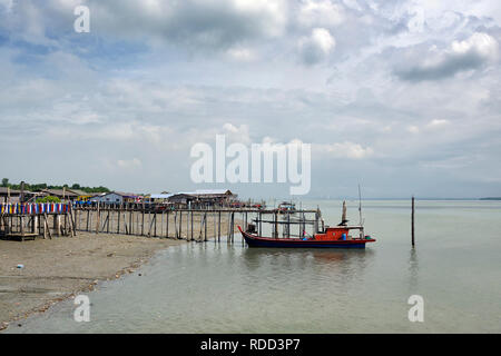 Bagan Sungai Lima Insel, Malaysia - 30. Dezember 2017: Eine authentische chinesische Fischerdorf in Kampung Bagan Sungai Lima, Malaysia-Kampung Bagan Sun Stockfoto