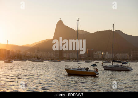 Boote an der Baía de Guanabara, Rio de Janeiro, Brasilien Stockfoto