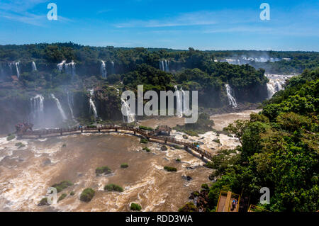 Luftaufnahme von Iguazu Wasserfälle und eine Fußgängerbrücke über dem Fluss Iguazu Stockfoto