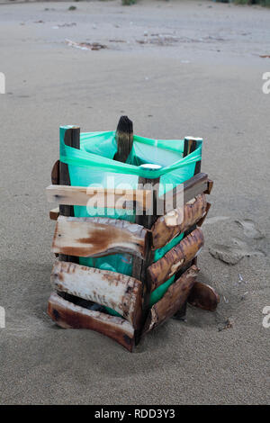 Einen Mülleimer auf einem Strand Stockfoto