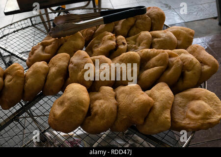 Gebratenes Brot Brötchen, oder wie Ham Chim Peng, beliebte Speisen in Malaysia und Singapur - knusprigen Schinken chim pengs Aufstehen aus heißem Öl bekannt Stockfoto