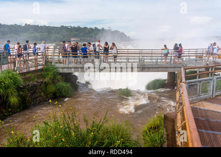 Touristen mit Blick auf die Garganta del Diablo (Teufelsschlund), Iguazu Wasserfälle, Argentinien (Blick Richtung Brasilien)
