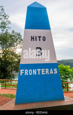 Hito 3 Fronteras (Triple Frontier Denkmal) in Puerto Iguazú (Argentinien) Markierung der Grenze zwischen Argentinien, Brasilien und Paraguay. Stockfoto