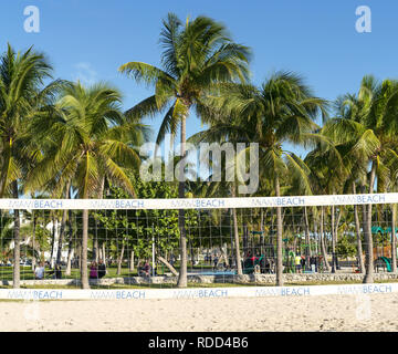 23. Dezember 2018 - South Beach Miami, Florida, USA. Die Menschen in den Park mit Schatten von großen Palmen Stockfoto