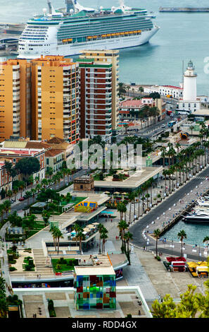 Einen atemberaubenden Blick über die Bucht, den neu gestalteten Hafen von Malaga und die Stadt. Costa del Sol, Andalusien, Spanien Stockfoto