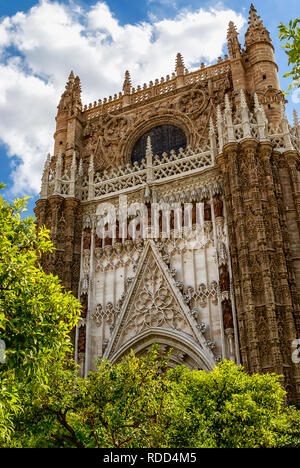 Ein Blick auf die Kathedrale der Heiligen Maria des Siehe oder die Kathedrale de Santa María de la Sede in Sevilla, Andalusien, Spanien Stockfoto