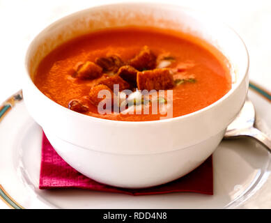 Spanische kalte Suppe traditionelle Gazpacho, eine klassische gekühlte Suppe aus frischem Gemüse püriert, kommt aus dem Süden Spaniens. Stockfoto