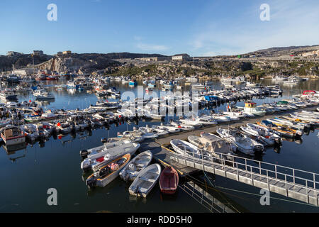 Fischerboote im Hafen von Ilulissat, Grönland Stockfoto