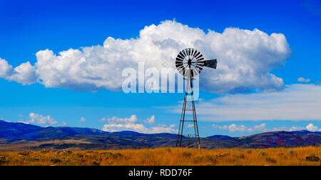 Windmühle auf einem Hügel in der Landschaft des ländlichen Amerika mit Himmel und Wolken Stockfoto