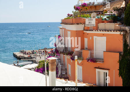 Positano, Italien - Juli 01, 2013: Das Covo dei Saraceni, 5 Sterne Hotel in Positano und bietet luxuriöse Suiten mit Whirlpool und Panoramablick jetzt salwater Stockfoto