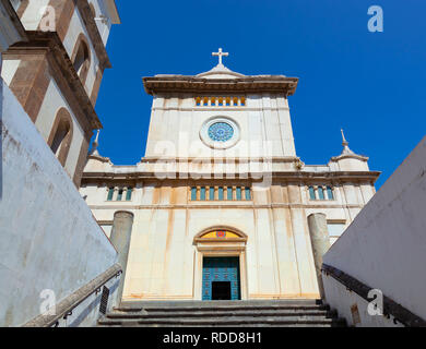 Kirche Santa Maria Assunta und Glockenturm in Positano in Italien. Stockfoto