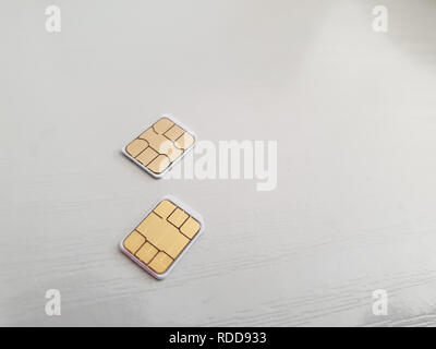 Zwei Micro-SIM-Karten auf einem hellen Hintergrund Oberfläche Stockfoto