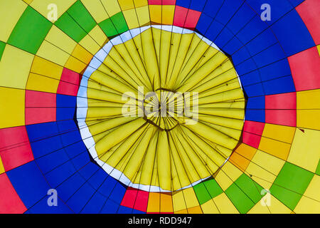 Unten Blick von innen auf die bunten Ballons Kuppel Stockfoto